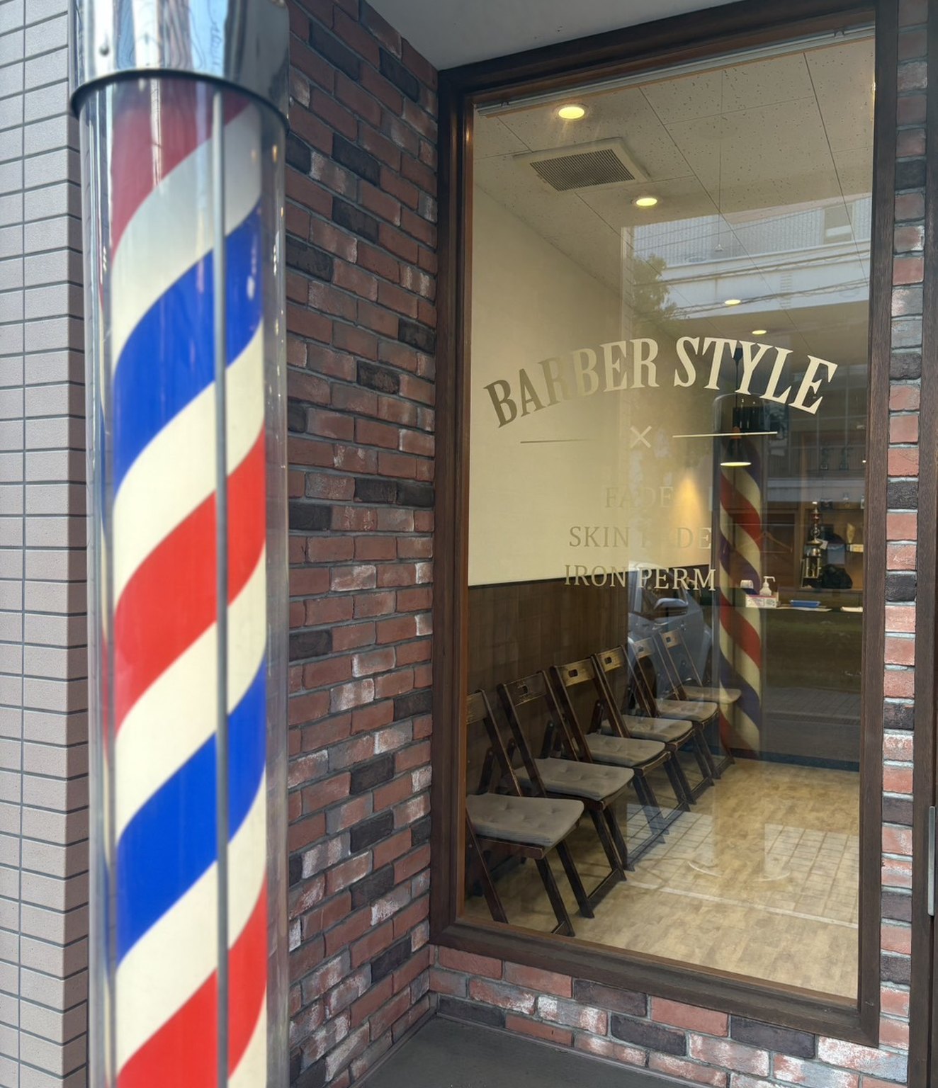 サインポールと待合席が見える店舗入口